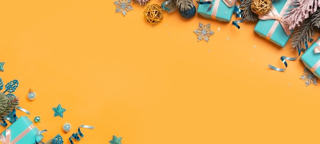 Foto kerstbannerachtergrond met pijnboomgeschenken en feestelijke decoraties bovenaanzicht kerst plat leggen kopieer ruimte