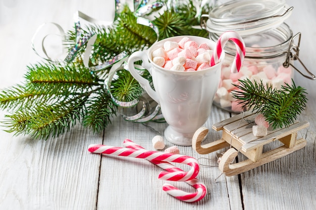 Kerstbeker met kleine marshmallows en snoepgoed
