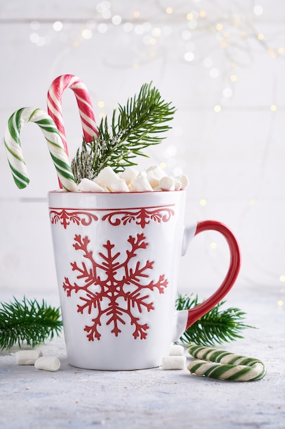 Kerstbeker met suiker cacao marshmallows en snoep. Spartakken op lichte achtergrond Sluit omhoog