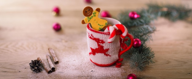 Kerstbeker ornament en snoep op een houten tafel