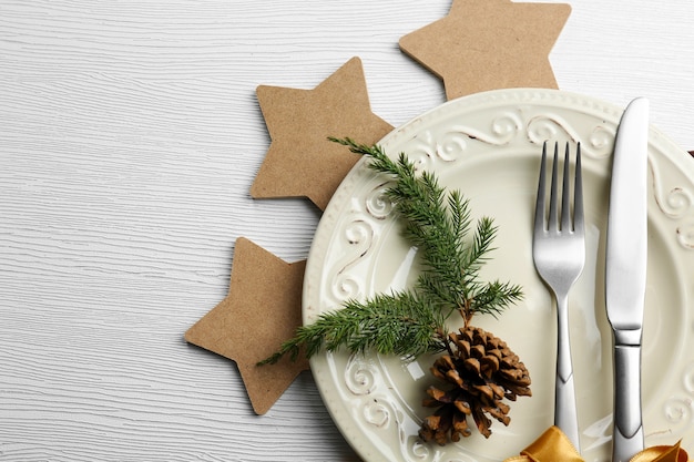 Kerstbestek op bord boven lichte houten tafel, close-up