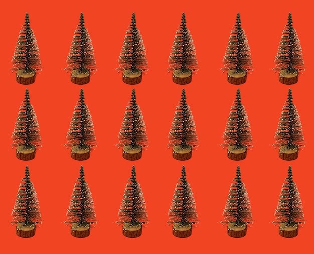 Kerstbomen in een collage van rode achtergronden