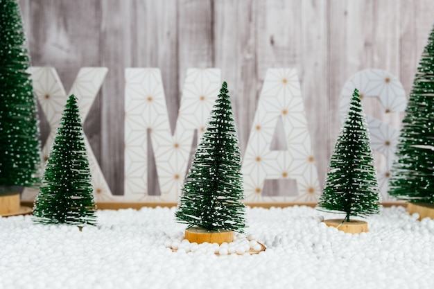 Kerstbomen in verschillende maten. Vakantie feestelijke viering wenskaart met banner kopie ruimte voor weergave van design