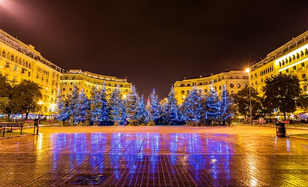 Kerstbomen op aristoteles-plein in thessaloniki - griekenland