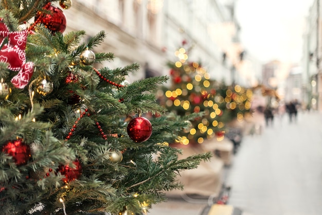 Kerstbomen versierd met ballen en slingers op de straat van de stad