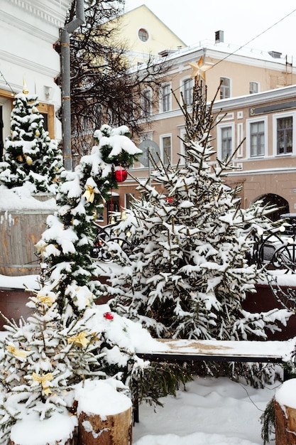 Kerstbomen versierd met speelgoed in de sneeuw op straat van een provinciale Russische stad