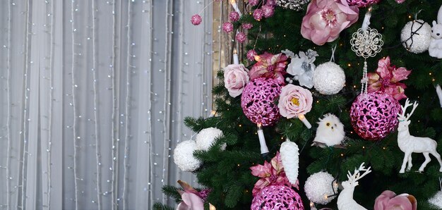 Kerstboom close-up versieren.