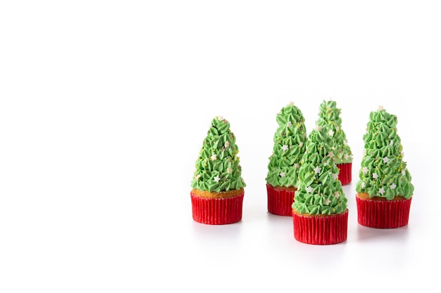 Kerstboom cupcakes geïsoleerd op witte achtergrond