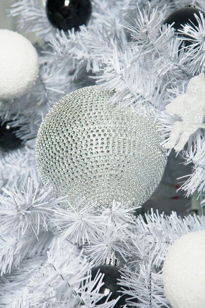 Kerstboom decoratie close-up witte tonen