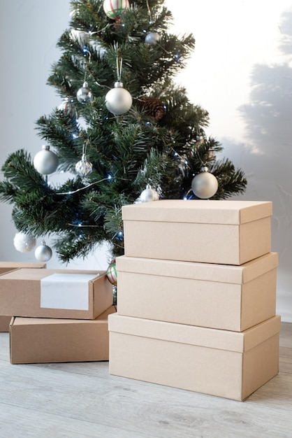 Kerstboom en ambachtelijke geschenkdozen Mockup-ontwerp