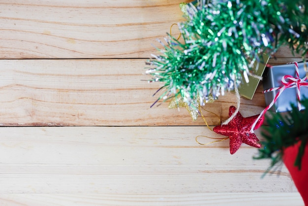 Kerstboom en geschenkdozen met sterren op een houten bord