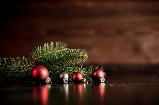 Kerstboom en kerstballen op houten tafel