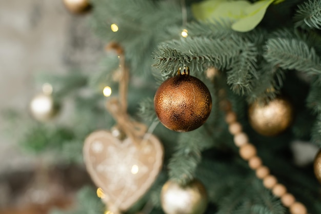 Kerstboom en kerstcadeaudozen in het interieur