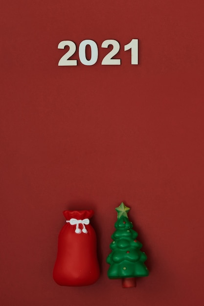 Kerstboom en speelgoed op een rode achtergrond