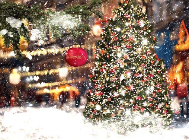 Kerstboom feestelijke gouden decoratie, besneeuwde winteradvent in de middeleeuwse oude stad