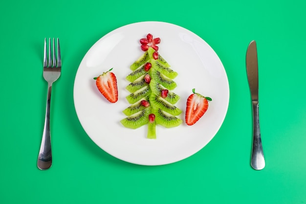 Kerstboom gemaakt van fruit