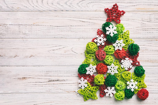 Kerstboom gemaakt van gekleurde handgemaakte baldecoratie op gekleurde achtergrondweergave van bovenaf nieuwjaar minimaal concept met kopieerruimte