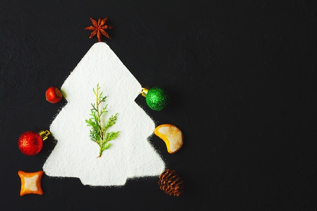 Kerstboom gemaakt van gemberkoekjes en decoraties