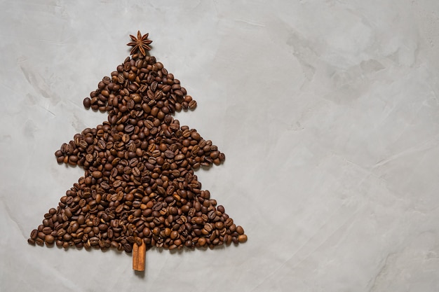 Kerstboom gemaakt van koffie, kaneel en anijs.