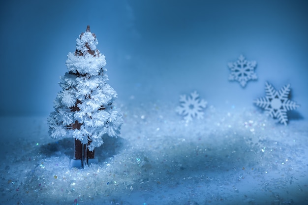 Kerstboom gemaakt van kristallen met sneeuwvlokken