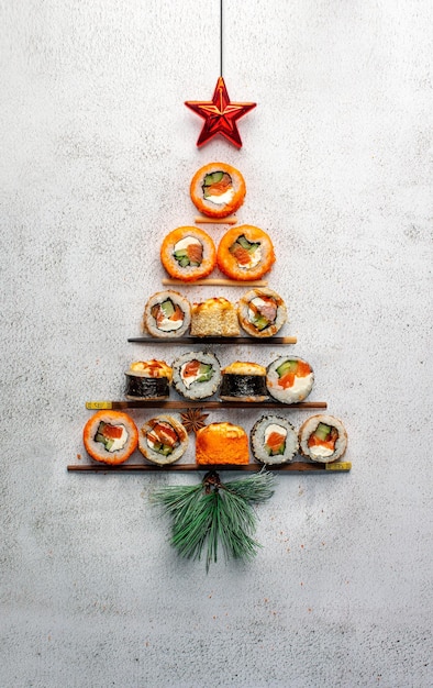 Kerstboom gemaakt van sushi.