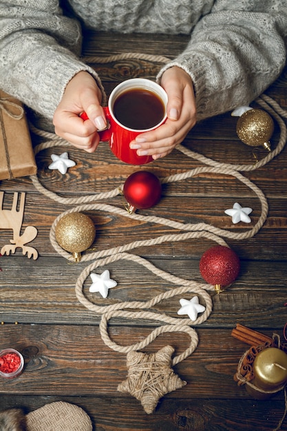 Kerstboom gemaakt van touw op een houten achtergrond