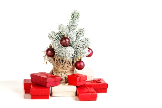 Kerstboom geschenkdozen met speelgoed op een witte achtergrond close-up