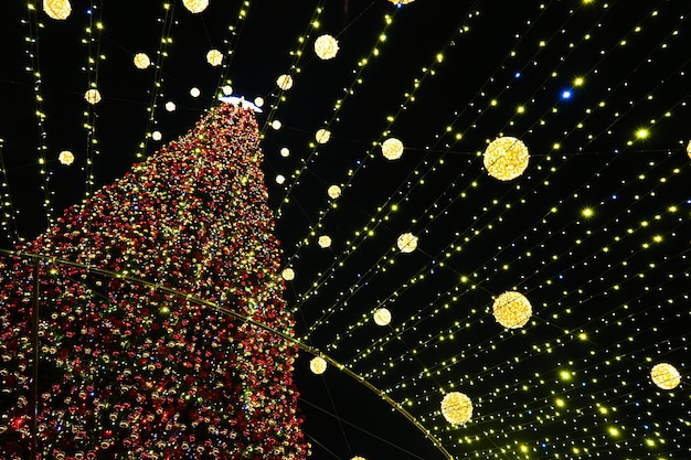 Kerstboom gloeit op het plein in de stad Avondnachtverlichting