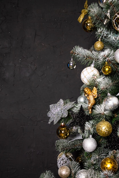 Kerstboom in de hoek van de afbeelding als symbool van het nieuwe jaar en Kerstmis