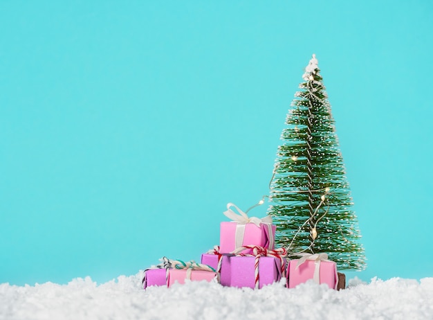 Kerstboom in de sneeuw met mooie geschenken
