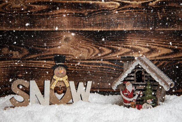 Foto kerstboom in de sneeuw