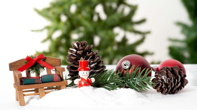 Kerstboom in de sneeuw