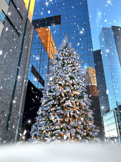 Kerstboom in de stad, moderne gebouwen ramen reflectie stedelijke scène, sneeuwval winterstad