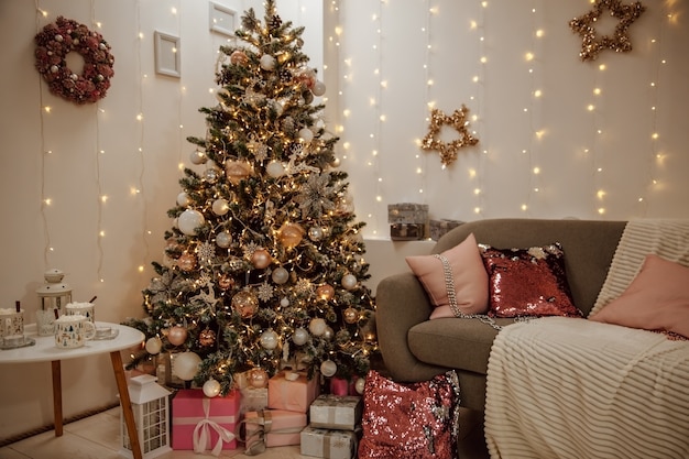 Kerstboom in de woonkamer, feestelijk interieur, soft focus