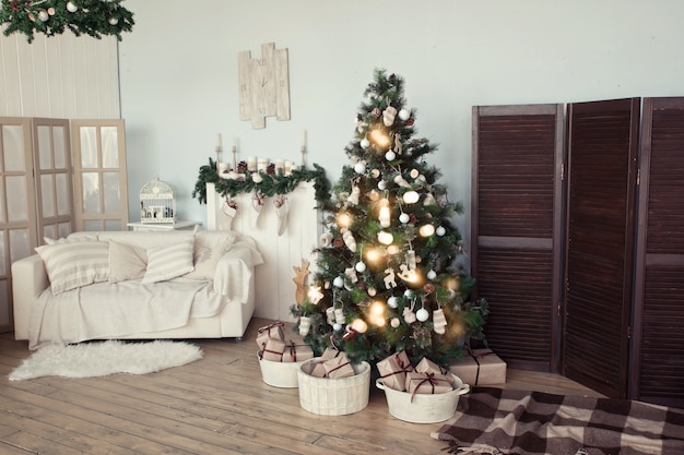 Kerstboom in de woonkamer