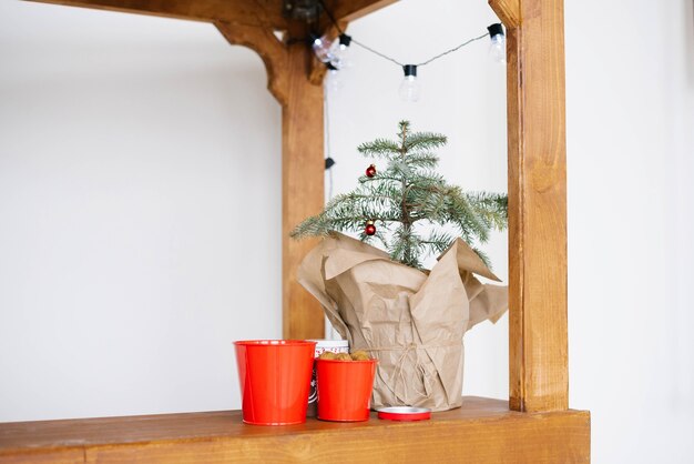 Kerstboom in een handtas en decor. kopieer ruimte