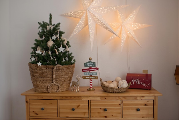 Kerstboom in een vliezen mand op kombuis met decoratie