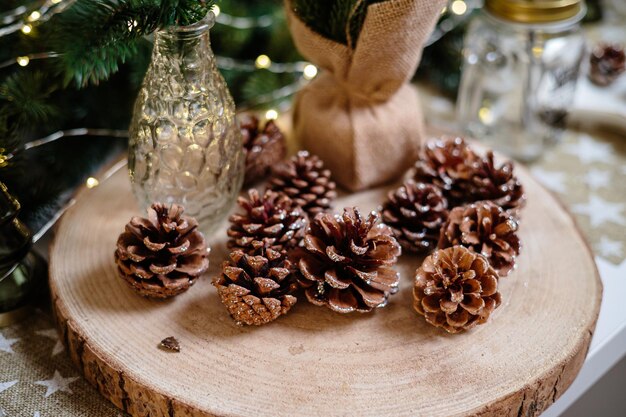 Kerstboom in het huis New Year's interieur in de keuken. Versierde kerstfotozone