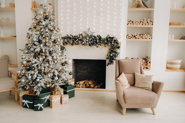 Kerstboom in huis Kerstinterieur Versierde kerstfotozone