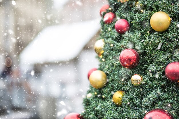 Kerstboom met ballenverlichting in besneeuwde sfeer