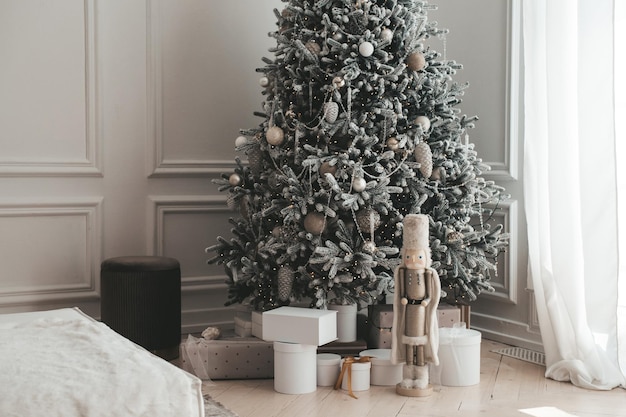 Kerstboom met cadeaus in witte woonkamer