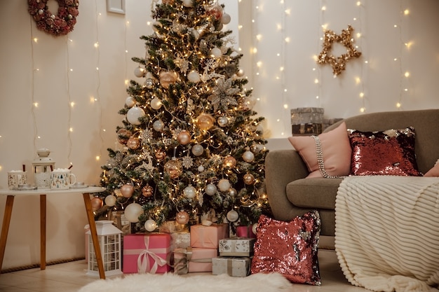 Kerstboom met cadeautjes in de woonkamer, feestelijk interieur