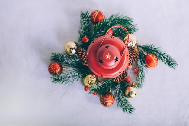 Kerstboom met decoratie op een houten tafel.