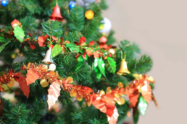 Kerstboom met decoratieve artikelen voor Xmas tijd en winter seizoen achtergrond.