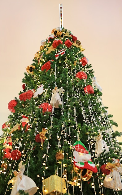 Kerstboom met decoratieve artikelen voor Xmas tijd en winter seizoen achtergrond.