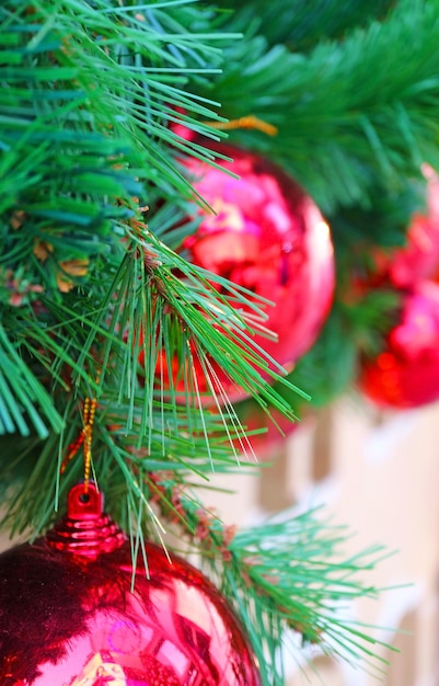 Kerstboom met een stel glimmende rode ballenornamenten