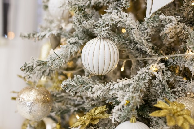 Kerstboom met een witte kerstballen. Luxe Nieuwjaar decor.