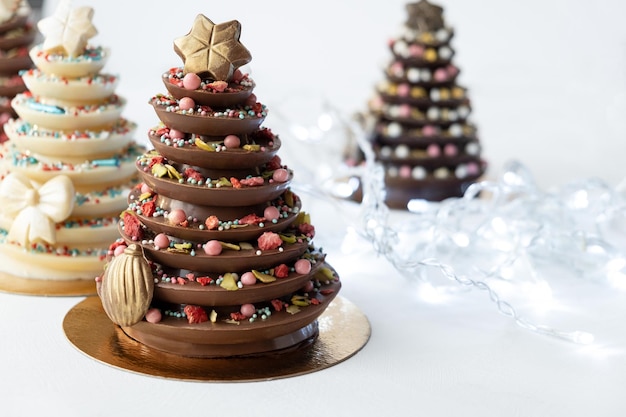 Foto kerstboom met eetbare versieringen in doos. kerstvoedsel, zelfgemaakte chocoladedessert. creatieve kerstideeën. nieuwjaarscadeau of cadeau.
