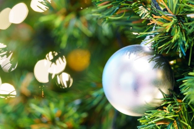 Kerstboom met fir tree op bakeh achtergrond versierd. Vrolijke Kerstmis en Nieuwjaar vakantie achtergrond met kopie ruimte voor uw tekst