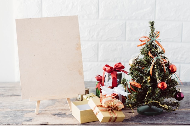 Kerstboom met geschenkdoos op houten tafel